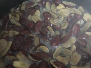 1、美颜红枣糕,红枣去核，加800克水煲30分钟