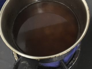 2、美颜红枣糕,过滤红枣水加冰糖煮开，冰糖融化