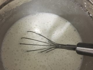 3、美颜红枣糕,500克水加250克马碲粉，充分搅拌后倒入煮开的红枣水