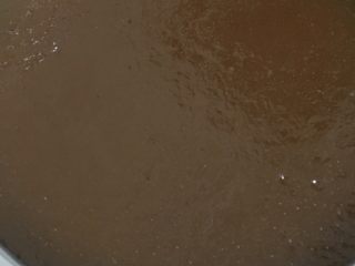 4、美颜红枣糕,锅烧开水，一层层蒸，一层蒸熟再加一层，凉透后切块食用