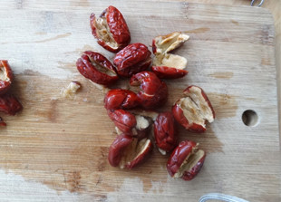 3、核桃红枣米糊 ,红枣洗净去核