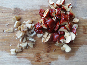 5、核桃红枣米糊 ,少量核桃和大枣切碎