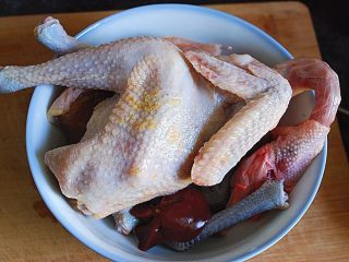 1、红枣母鸡汤,将草鸡洗净，放入大碗中