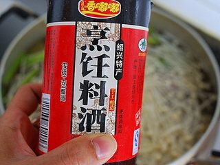 7、红枣母鸡汤,倒入料酒