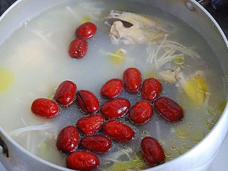 10、红枣母鸡汤,放入小红枣，煮十分钟即可