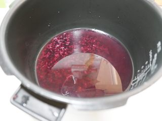 4、紫糯米瓷饭团,浸泡好的两种米，放入电饭煲。