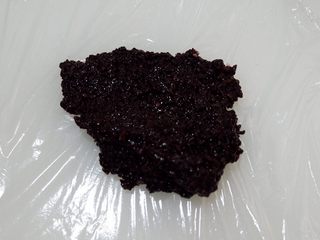 8、紫糯米瓷饭团,将紫米放上去