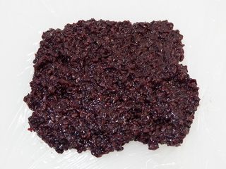 9、紫糯米瓷饭团,铺平。