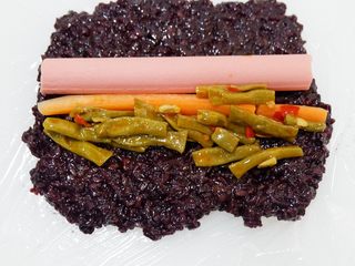 14、紫糯米瓷饭团,最后放入少许豇豆咸菜。