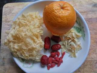 1、止咳润肺银耳羹,全部材料:冰糖忘拍了