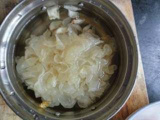 2、止咳润肺银耳羹,把银耳，百合泡软（大概10分钟）