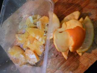 6、止咳润肺银耳羹,炖银耳期间，将泡好盐水的橙子冲一下清水，切小块把橙肉和皮分开