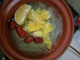 8、止咳润肺银耳羹,橙皮炖有半个钟就加入橙肉和红枣，在炖半个炖头