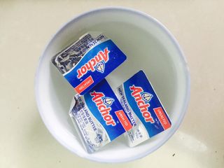 3、原味芝士条,黄油隔水融化成液体，我用的黄油粒一个10克  不用称  很方便