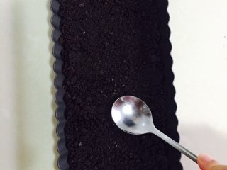 4、原味芝士条,融化的黄油倒入奥利奥中  搅拌均匀，铺到模具中用刮刀或者勺子压平，然后放入冰箱冷藏30分钟，着急的可以冷冻时间短一点    此时烤箱预热180度