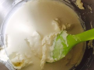 6、原味芝士条,再加入奶油柠檬汁混合均匀