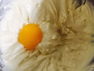 7、原味芝士条,蛋黄分次加入  混合均匀