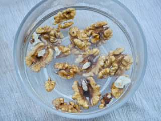 1、核桃酪,核桃用热水泡半小时。