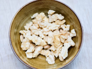 2、核桃酪,核桃去皮。浸泡后的核桃还是很好去皮的。