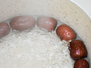 3、核桃酪,红枣煮5分钟。