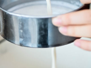 5、核桃酪,搅拌好后，用筛子过筛下。