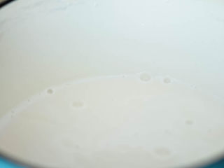 6、核桃酪,倒入锅内。