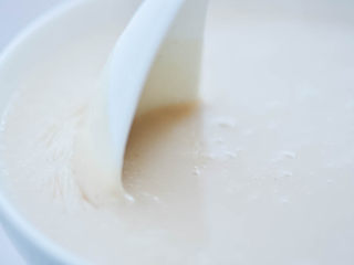 9、核桃酪,顺滑丝柔的口感，一碗这样的甜点，吃得时候慢慢的咽下喉咙，回味出浓浓的核桃，红枣香。