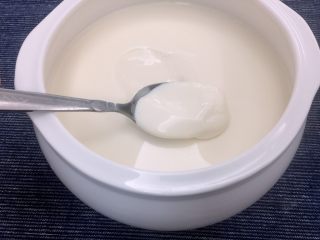 1、香蕉牛奶隔夜燕麦,提前做好无糖酸奶