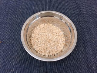 2、香蕉牛奶隔夜燕麦,拿一个大碗，放入燕麦片