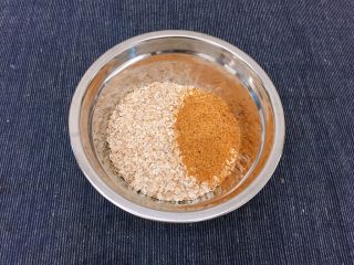 3、香蕉牛奶隔夜燕麦,放入烤香的小麦胚芽