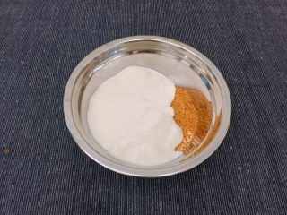 4、香蕉牛奶隔夜燕麦,放入自制无糖酸奶