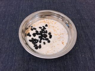 5、香蕉牛奶隔夜燕麦,放入牛奶和提子干