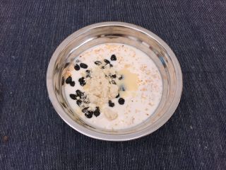 6、香蕉牛奶隔夜燕麦,放入杏仁粉和炼乳（可不加）