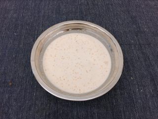 7、香蕉牛奶隔夜燕麦,搅拌均匀，包上保鲜膜，冰箱冷藏过夜