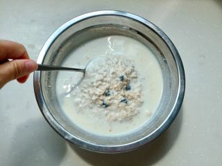 8、香蕉牛奶隔夜燕麦, 早上拿出来搅拌均匀，经过一夜浸泡的燕麦和提子干会吸水发胀，要是觉得太干就再加些牛奶