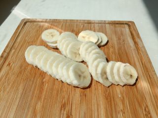 9、香蕉牛奶隔夜燕麦,香蕉切厚片