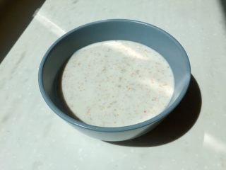 10、香蕉牛奶隔夜燕麦,将隔夜燕麦平均倒入两个碗中