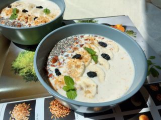 13、香蕉牛奶隔夜燕麦,一碗饱腹感强烈，营养全面，无油又少糖的隔夜燕麦，帮你赶走瞌睡，能量满满的迎接新的一天！