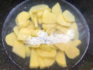 3、香辣土豆,锅里放入一大碗水烧开，把土豆放入焯烫1分钟，焯好捞出来沥干水待用。