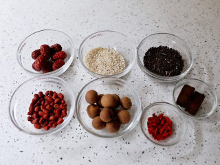 1、红枣黑米粥,准备好材料