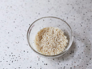 2、红枣黑米粥,糯米洗净