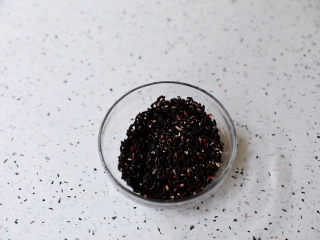 3、红枣黑米粥,黑米洗净