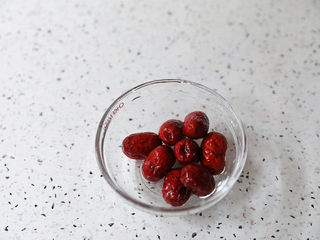 4、红枣黑米粥,红枣洗净