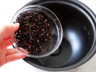 8、红枣黑米粥,将黑米放入高压锅内胆中