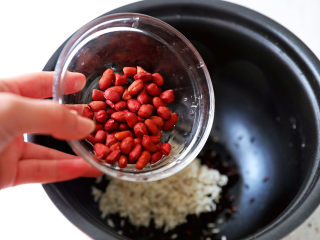 10、红枣黑米粥,加入红皮花生