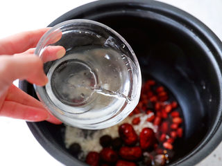 13、红枣黑米粥,加入清水