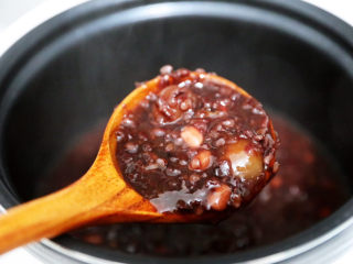 17、红枣黑米粥,焖2-3分钟至红糖融化即可