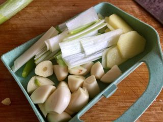 4、了不起的小番茄➕番茄土豆红烩牛肉,葱白切段再纵切四瓣,葱段切段,姜切薄片,蒜头一分为二