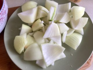 13、了不起的小番茄➕番茄土豆红烩牛肉,洋葱切滚刀块备用