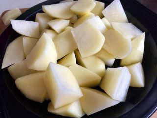 14、了不起的小番茄➕番茄土豆红烩牛肉,土豆削皮洗净切滚刀块备用,大小大概三厘米吧,不太小也不太大